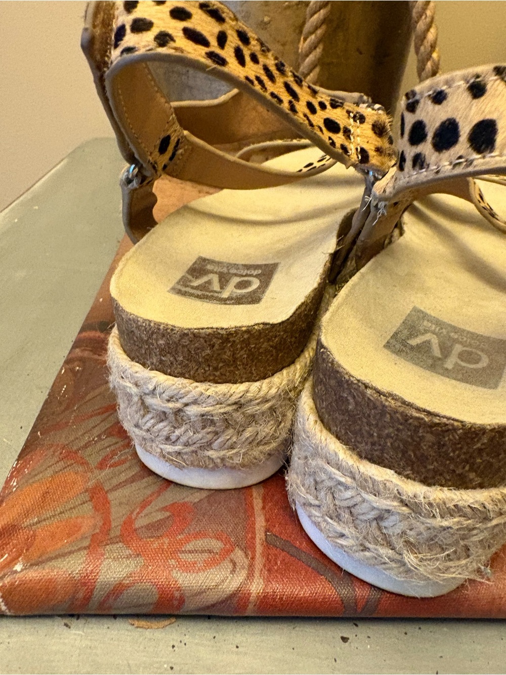 Dolce Vita ~ Leopard Spot Cow Hair Strappy Low Platform Sandals Shoes sz 8 - Picture 3 of 8